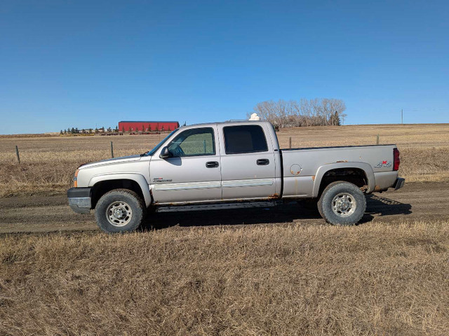 2004 Chevrolet Silverado 2500HD in Cars & Trucks in Calgary - Image 2