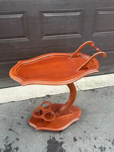 This used mahogany tea cart is the perfect blend of sophistication and functionality, ready to roll...