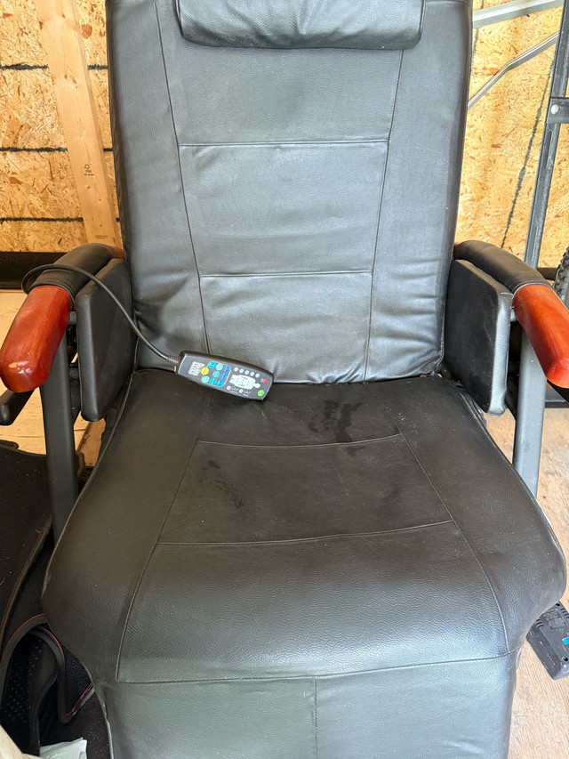 Massage Chair for Sale – Gently Used, Great Condition dans Santé et besoins spéciaux  à Ville de Montréal