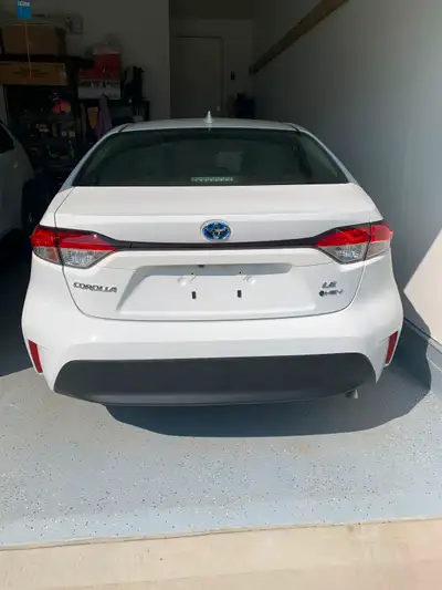 Hi selling brand new Toyota Corolla LE hybrid zero kilometer just got from Toyota. All features avai...