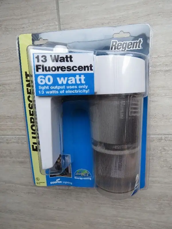 3x 13 Watt Fluorescent luminaire extérieur Outdoor Light Fixture in Outdoor Lighting in Laval / North Shore - Image 4
