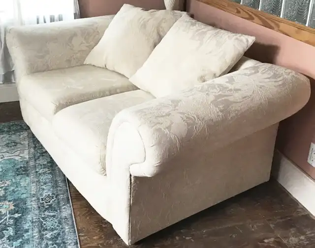 Beautiful Cream/Off-White Love Seat—Excellent condition in Couches & Futons in Owen Sound - Image 4