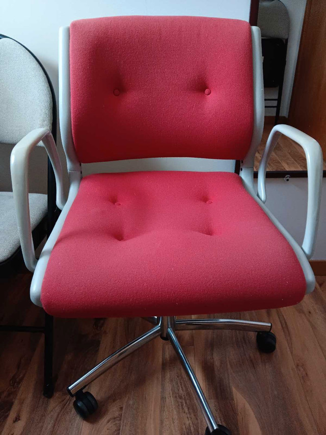 Chaise de bureau  in Chairs & Recliners in Bathurst