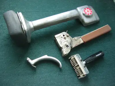 J'ai pris ma retraite comme Poseur de couvre-planchers.....J'ai plusieurs outils que je vends à un s...