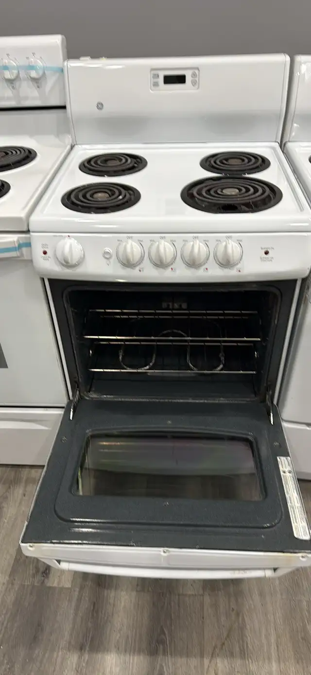 24 inch GE white coil stove  in Stoves, Ovens & Ranges in Hamilton - Image 4