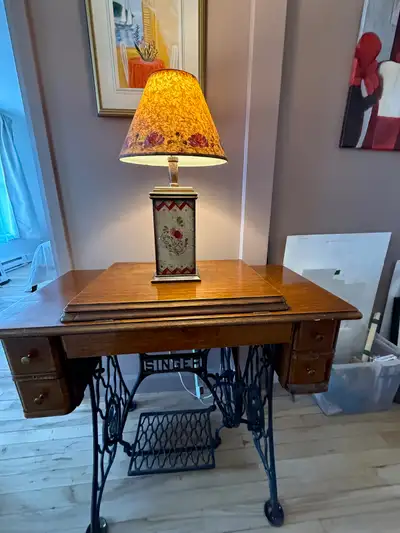 Très belle machine à coudre antique ;en état de marche meuble très propre