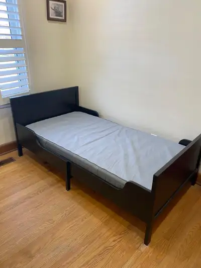 Month to month rental room for rent: Main floor: $750/month Main floor bathroom and kitchen are shar...