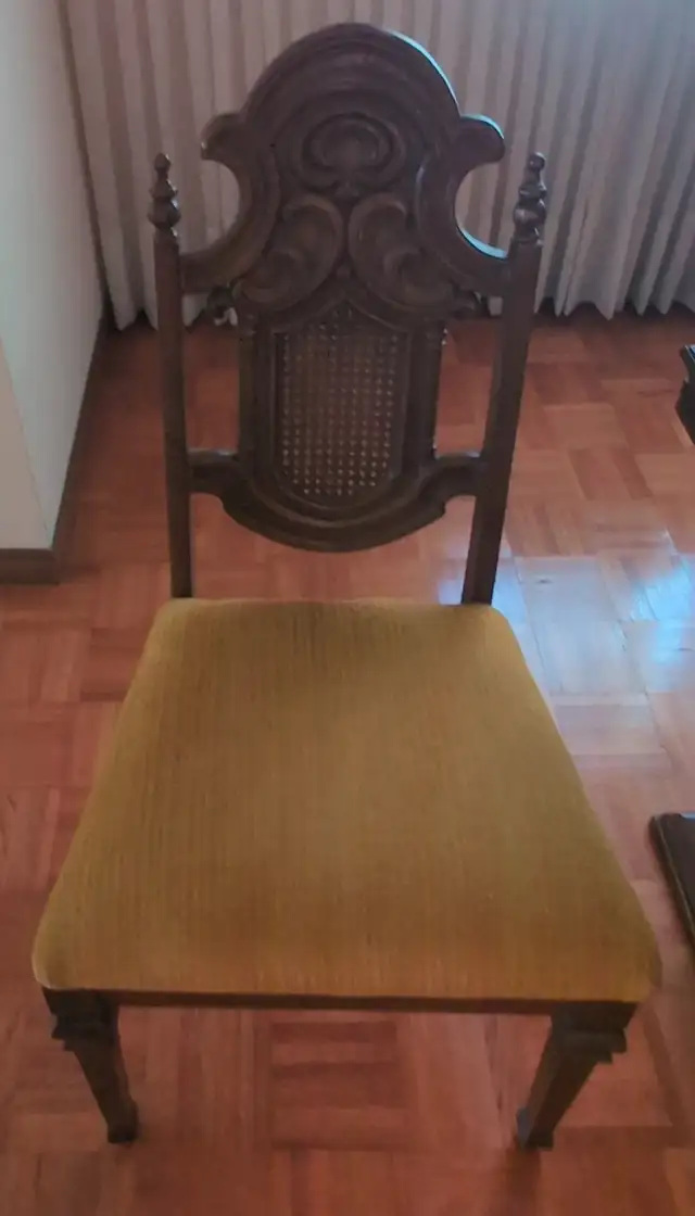 Diningroom set with Table, 4 chairs, and hutch in Dining Tables & Sets in Hamilton - Image 5