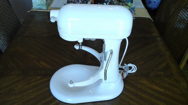KITCHEN AID DELUXE 5 QUART STAND MIXER - WHITE in Processors, Blenders & Juicers in West Island - Image 3