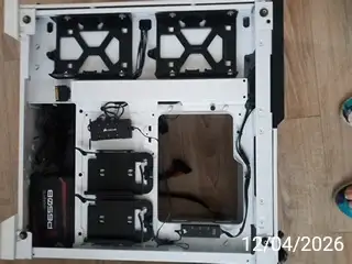 Corsair 570X RGB ATX Mid-Tower Case+ Gigabyte P650B power supply in System Components in City of Toronto - Image 7