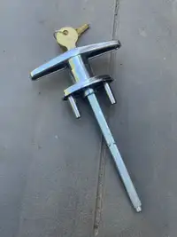 Locking garage door handle with 2 keys 