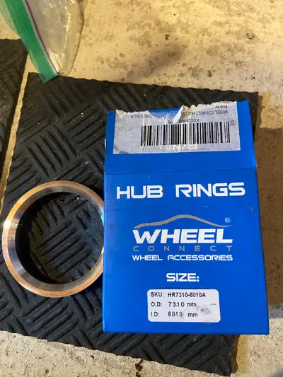 A vendre hub rings en metal, diametre ext 73.1 mm x diametre inferieur 60.1 mm.