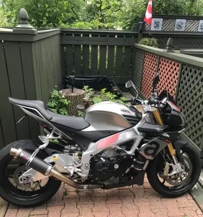 2016 Aprilia Tuono V4 1100RR Second 50 yr old owner - no accidents 2016 & up is current 1100 motor w...