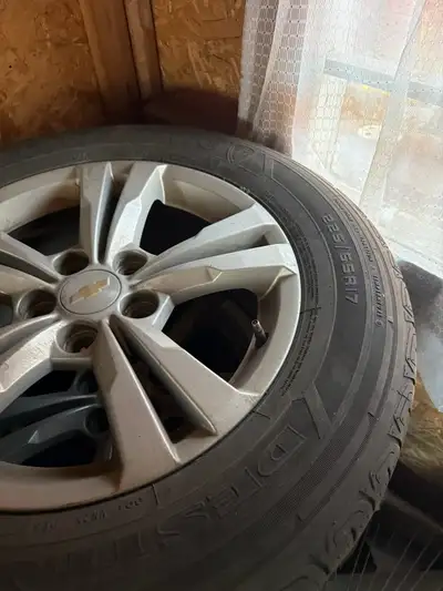 Selling my 225/65/17 Firestone all season tires with rims , very good condition and coming with Chev...