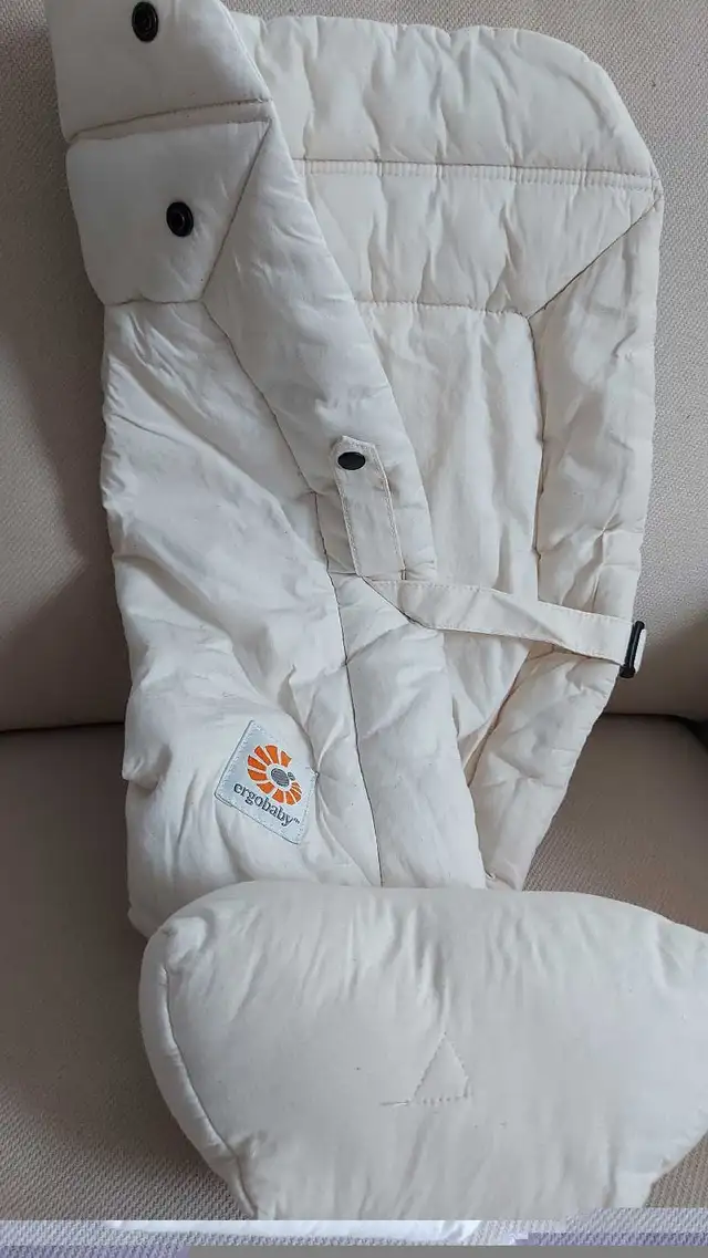 ERGO baby carrier and infant insert in Feeding & High Chairs in Mississauga / Peel Region - Image 7