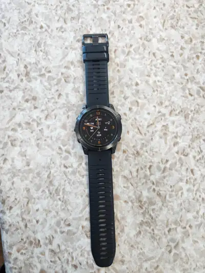Battery lasts 31 days in smartwatch mode and 58 hours in gps mode. Comes with charger cable
