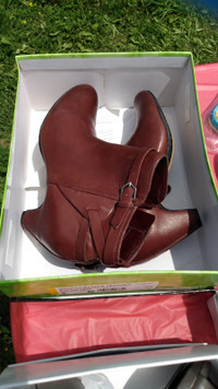 Brand New Sam Edelman Brit Burgundy Short Boots Size 8
