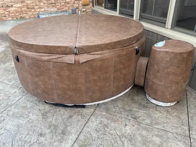 Softub 300+ Hot Tub63007358731521122