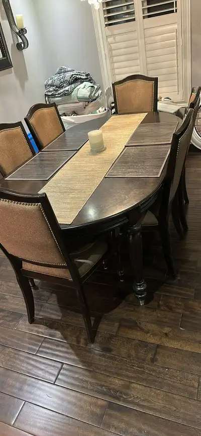 With 6 seats, can be extended to be longer.