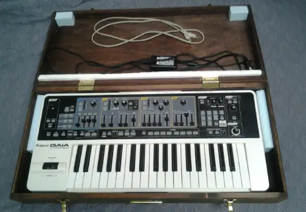 Roland Gaia SH-01 - Perfect Condition in Pro Audio & Recording Equipment in Edmundston - Image 2