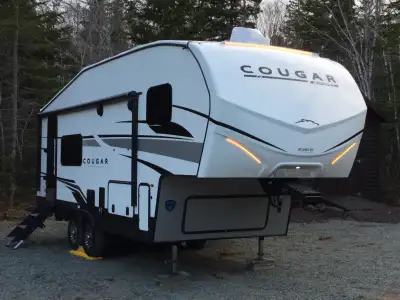 5th wheel camper - half-ton towable Basically a couples camper - with foldout couch and fold down ta...