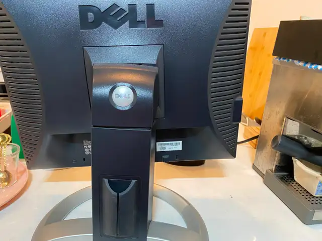 Dell UltraSharp 1905FP 19" Monitor / Moniteur VGA in Monitors in City of Montréal - Image 5