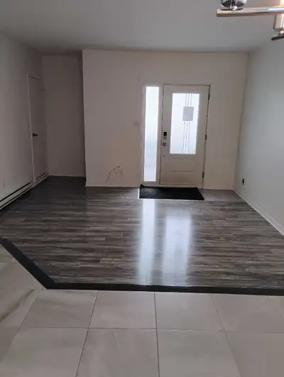 Beau grand logement rénové 5 1/2 a louer au red de jardin Air ouverte salon, salle à dîner et cuisin...