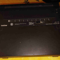 Machine à écrire électronique -Brother-AX-18; avec correcteur