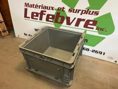 Bac de rangement en plastique. Les bacs sont empilable. 14 5/8" x 15 5/8". 9 1/2" de hauteur. Gris e...