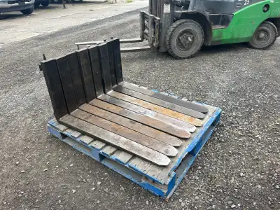 Fourche de lift. 42" de longueur. 4" de largeur. Fabriqué au Canada. Matériaux et surplus Lefebvre....