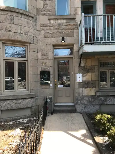 Bureau a Louer sur le plateau mont royal Le bureau est tout inclus Proche du metro. Ménage internet...