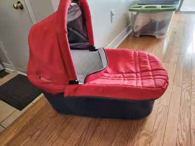 Uppababy Vista Stroller & Bassinet in Denny Red The bassinet is pristine. The stroller is in fine co...