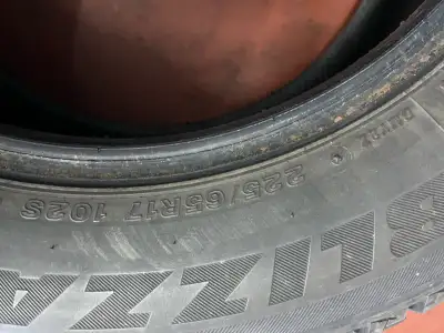 Bridgestone blizaak only 1winter tire size-225-65R17