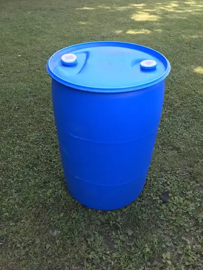 Barils 45 gallons plastiques alimentaires 2 bouchons. Ideal pour quais, poubelles, etc.
