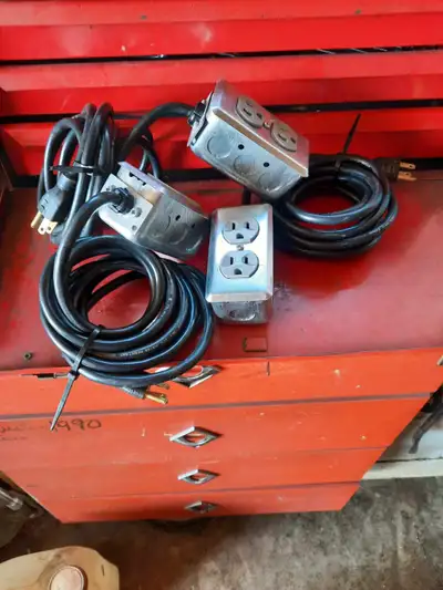 3) Ralonges électriques intérieur-extérieur, fil 14-3 , longueur 10 pieds. Prix $30.00 chacune ferme...