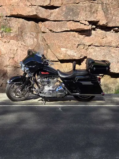 Very clean 2005 Harley davidson Electra glide 47000km. Thousands of dollars in upgrades. 1450 scream...