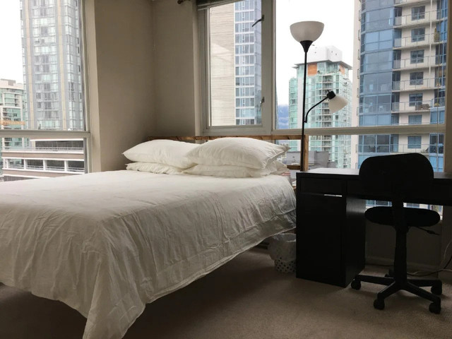 Master Bedroom - Downtown, All-Inclusive, Top Amenities | Apr 1 in Room Rentals & Roommates in Downtown-West End
