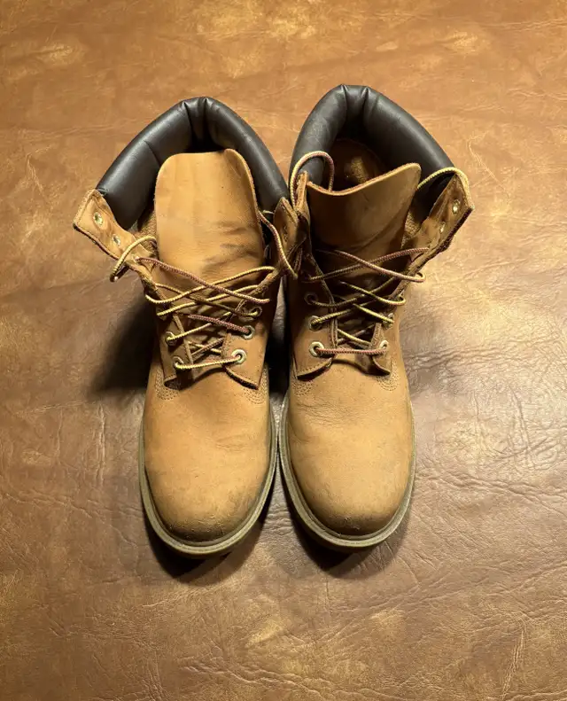 Timberland Classic Boots in Men's Shoes in Markham / York Region - Image 3