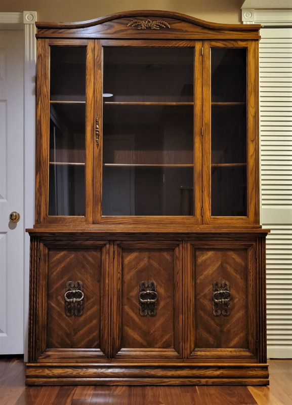 Vintage 2-Piece Buffet and Display Hutch -- Brown Walnut Wood in Hutches & Display Cabinets in Oakville / Halton Region