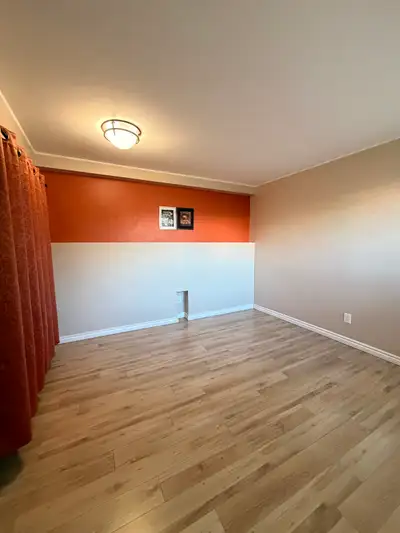 A private bedroom available ( female tenant preferred ) from july 1st. Rent is 500 includes Utilitie...