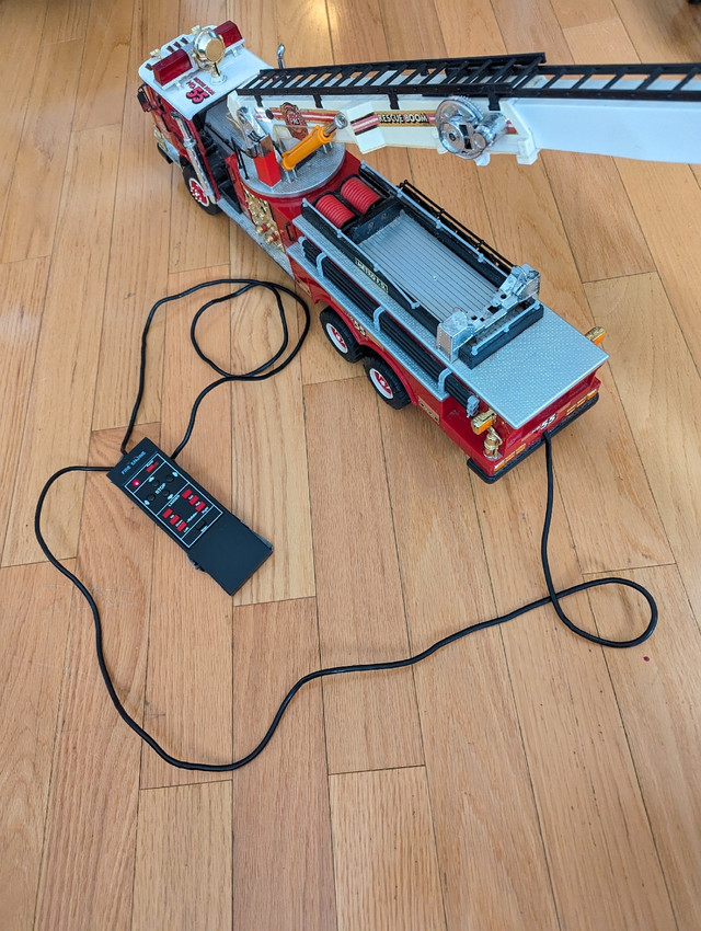 New Bright 1988 Rescue Boom Metro Fire Truck NO.55 Wired Remote in Toys & Games in Mississauga / Peel Region - Image 4