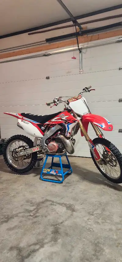 2005 cr250r Bike runs perfect needs nothing Aftermarket parts .restyle plastics .Devol radiator gard...