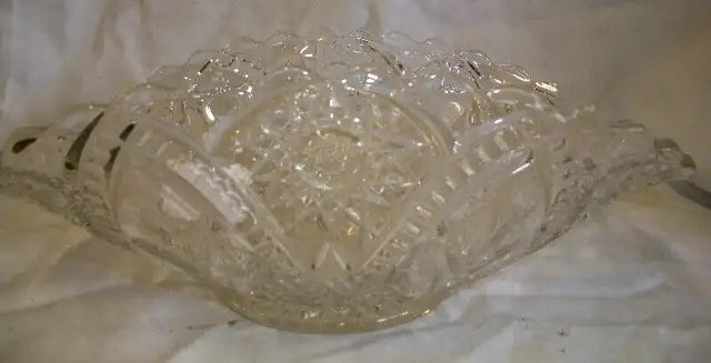 Vintage Pinwheel Crystal Bowl in Arts & Collectibles in Longueuil / South Shore - Image 3