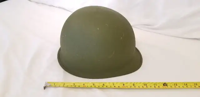 Cdn US army mil M-1 steel helmet outer green w chin strap c1960s in Arts & Collectibles in Ottawa - Image 2