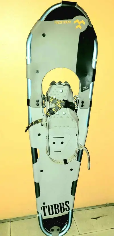 Raquettes à neige neuves Tubbs frontier 36".  Raquettes neuves., View more