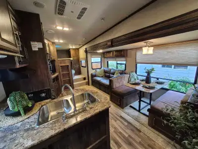 The 2016 Keystone RV Cougar X-Lite 28RDB is a popular, half-ton towable fifth-wheel RV designed for...