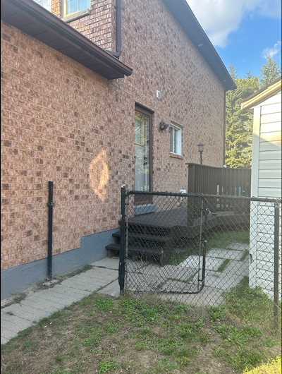 Beautiful layout designed for comfort and efficiency. Prime location in prestigious Glenway Estates,...