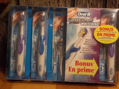 3 brosses à dents neuves Oral-B  fonctionnement à 1 pile AA, View more