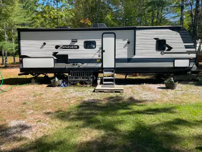 Transferable 5 year warranty 2022 Crossroads Zinger sleeps six, Queen bed, jackknife Sofa, convertib...