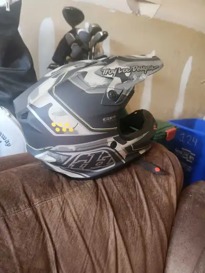 Bought from royal distributing and wore it once to get the bike home then sold the bike. Brand new....